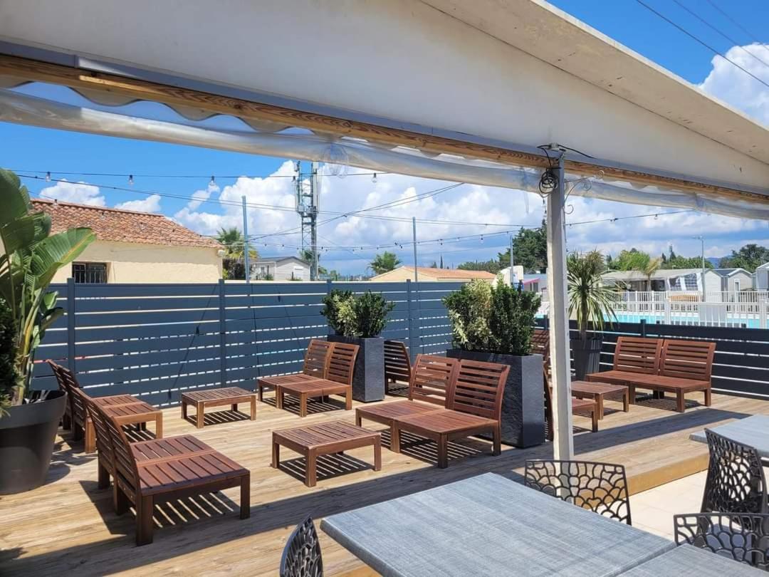 Vacances Familiales Dans Camping Avec Piscine Fréjus Exteriör bild