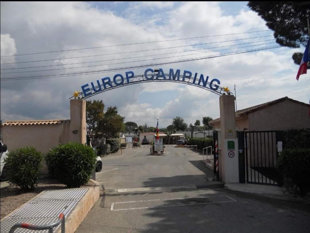 Vacances Familiales Dans Camping Avec Piscine Fréjus Exteriör bild